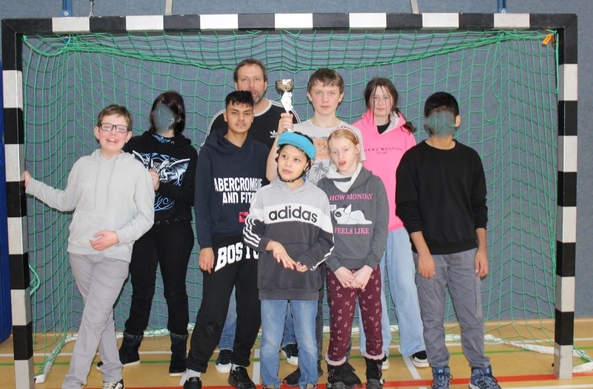 Das erfolgreiche Team mit dem Pokal