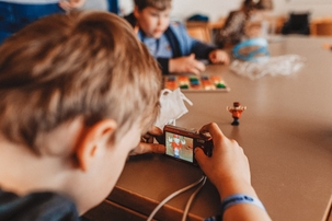 Nikolay fotografiert sein Spielzeug.