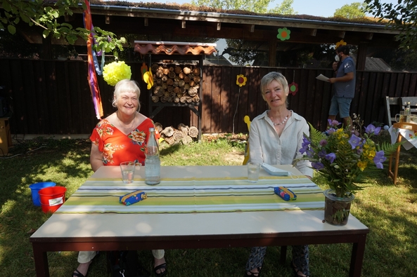 Frau Graßhoff (links) und Frau Dee genießen ab sofort ihren wohlverdienten Ruhestand.